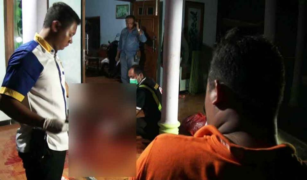 Polisi melakukan olah TKP tewasnya wanita pedagang sayur di Ponorogo