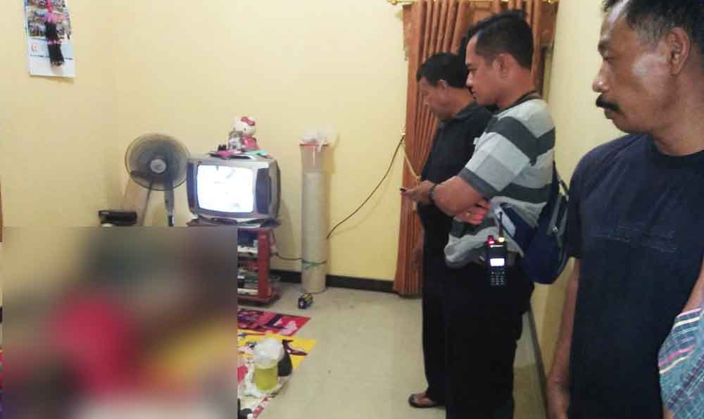 Polisi melakukan olah TKP karyawan bank swasta tewas di rumahnya