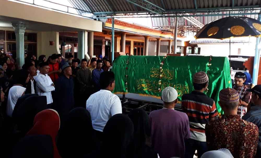 Proses pemakaman korban bus terguling di Pasuruan