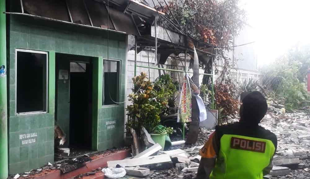 Bangunan roboh akibat hujan   deras disertai angin kencang di Surabaya