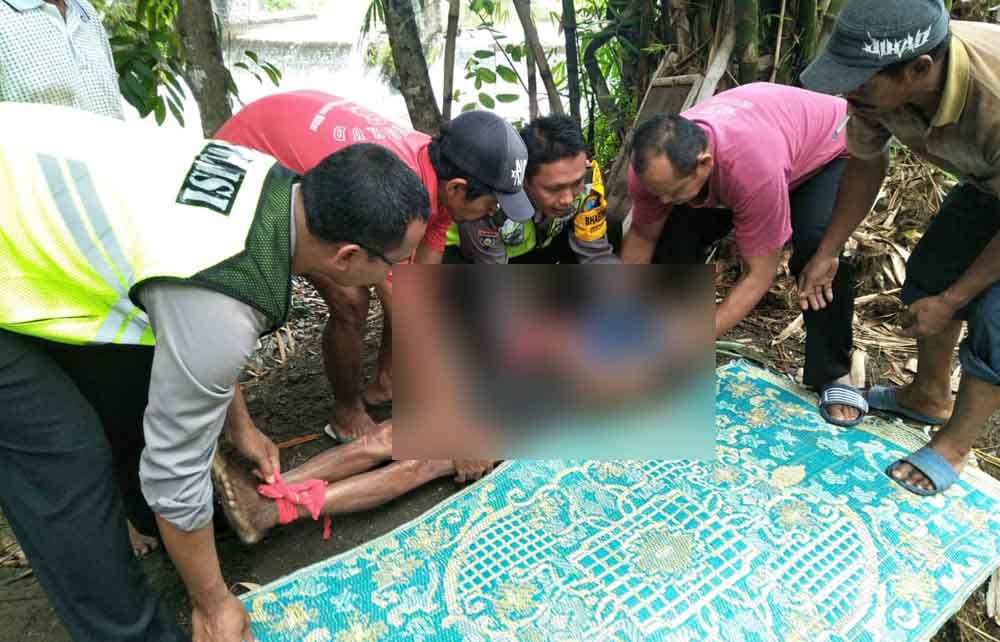 Jenazah korban dievakuasi oleh warga dan petugas polisi