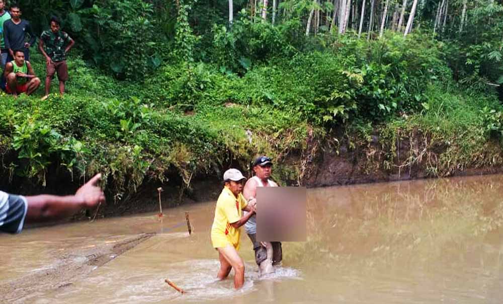 Wagra mengevakuasi jenazah korban (Foto: CF Glorian/jatimnow.com)