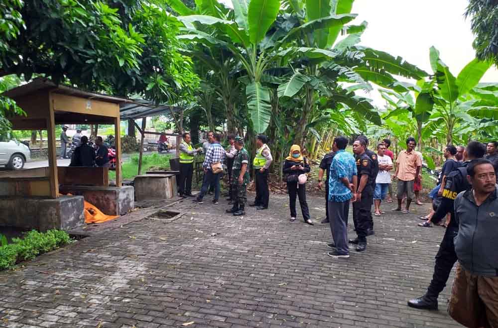 Polisi bersama warga mengevakuasi jenazah 