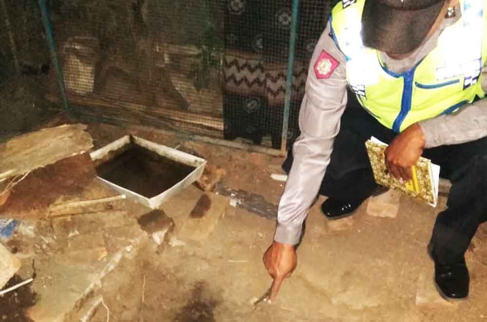 Petugas polisi menunjukkan lokasi Markum tersengat listrik