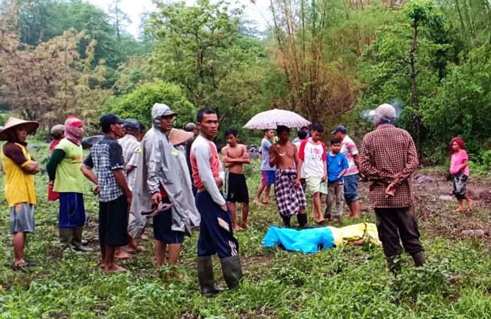 Evakuasi jenazah Ngatemi