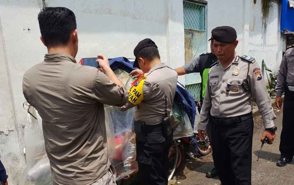 Petugas mengevakuasi jenazah korban