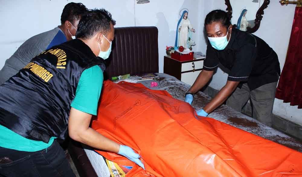 Evakuasi jenazah nenek Inge