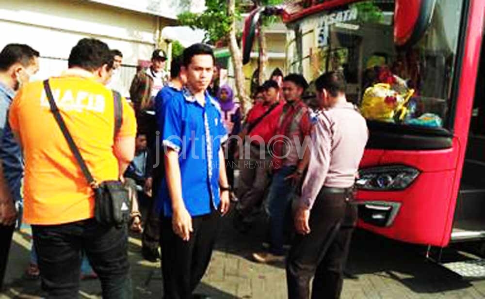 Petugas kepolisian mendatangi TKP bus tempat meninggalnya salah satu penumpang