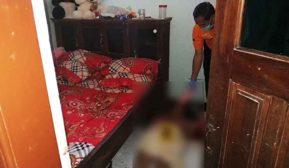 Olah TKP korban tewas dengan luka gorok di Kediri