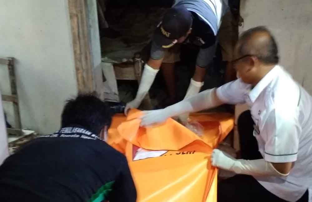 Evakuasi petugas terhadap jenazah Sunarto