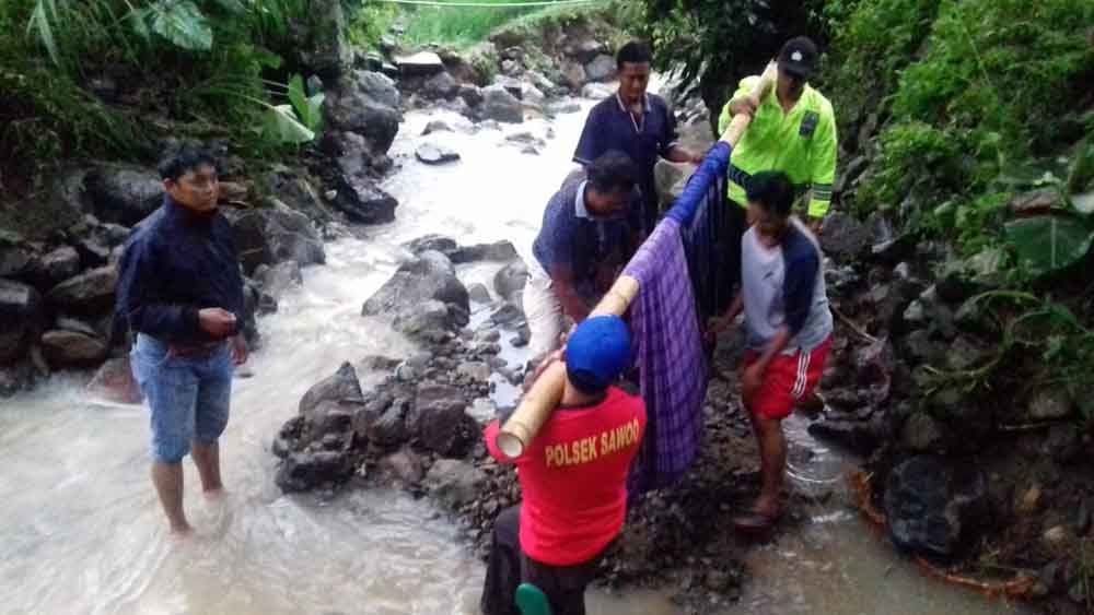 Evakuasi jenazah korban