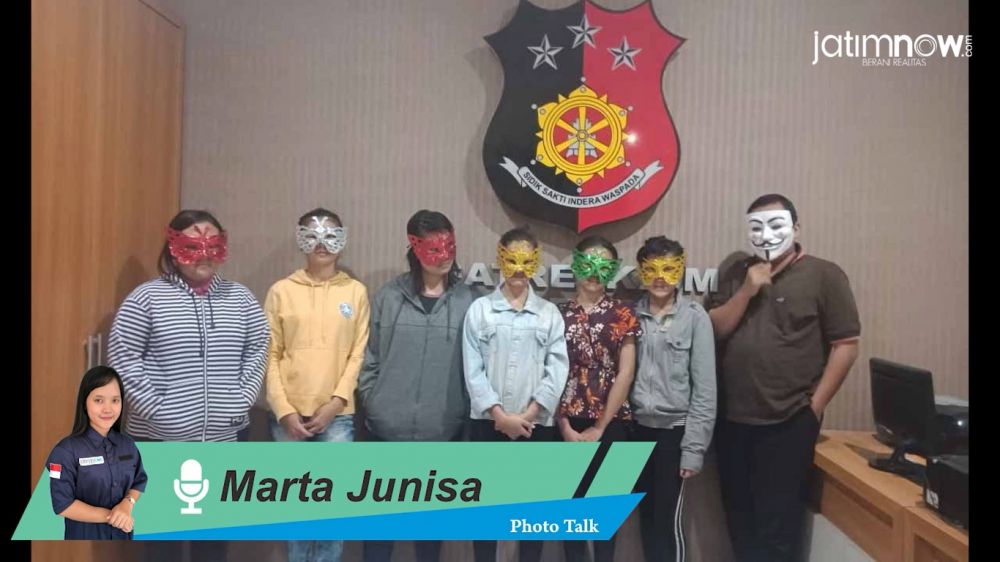 Photo Talk: Penggerebekan Panti Pijat Plus-plus di Surabaya