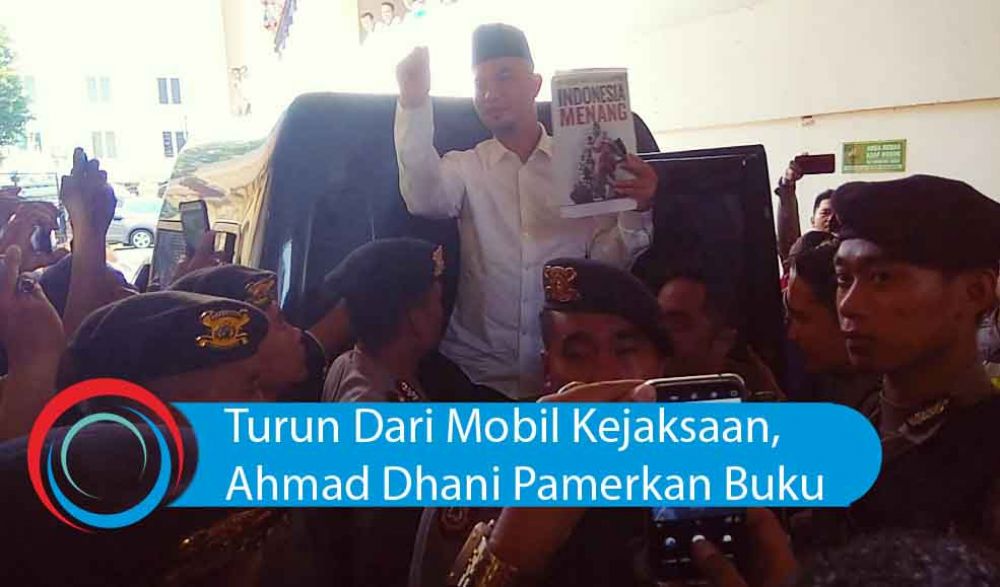 VIdeo: Turun Dari Mobil Kejaksaan, Ahmad Dhani Pamerkan Buku