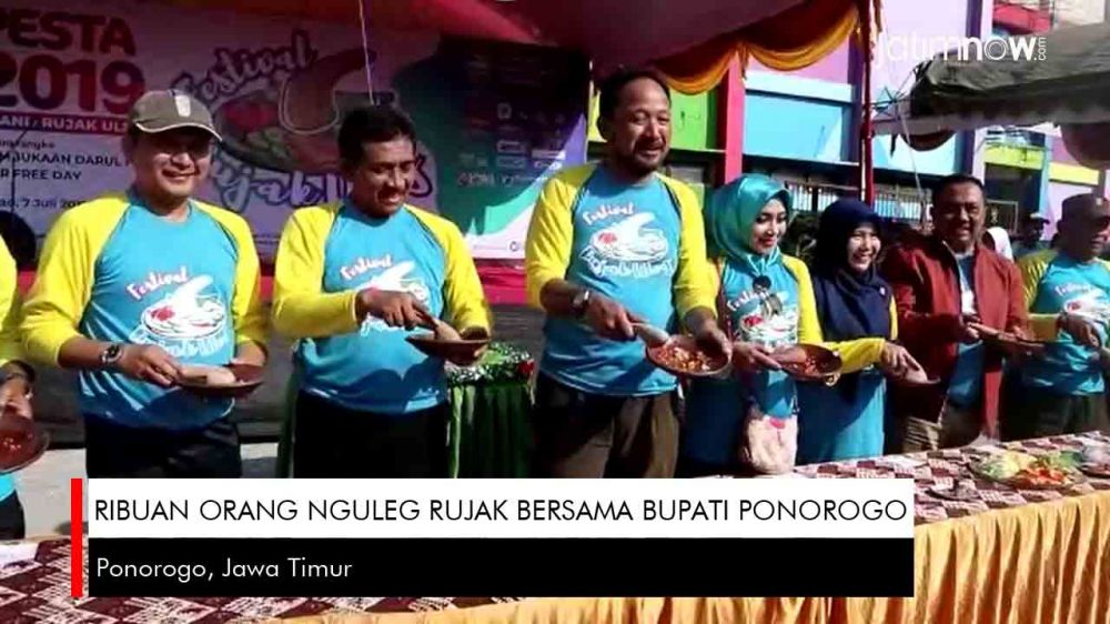 Video: Ribuan Orang Nguleg Rujak Bersama Bupati Ponorogo
