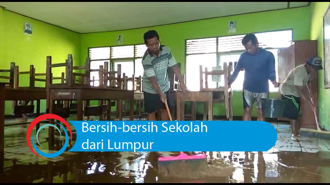 Video: Bersih-bersih Sekolah dari Lumpur