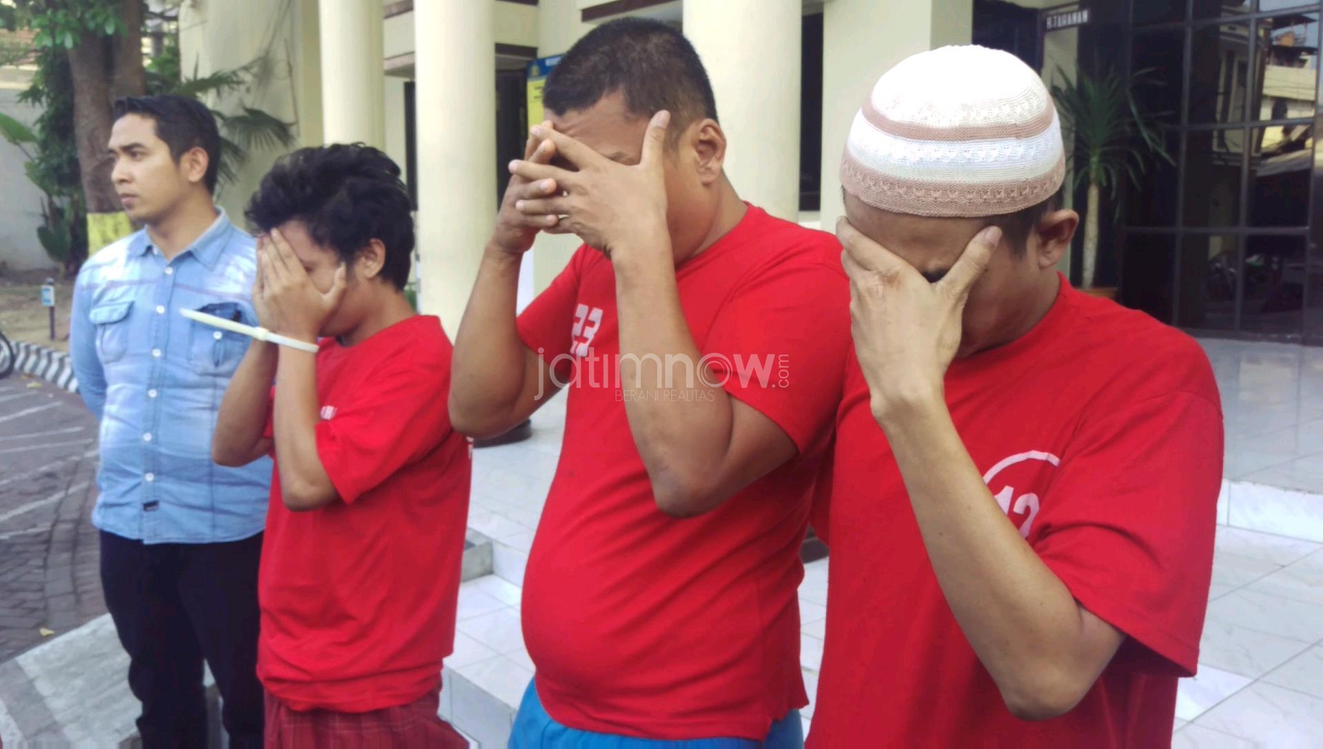 Tiga tersangka pembunuhan di Apartemen Educity Surabaya/Foto: Arry Saputra