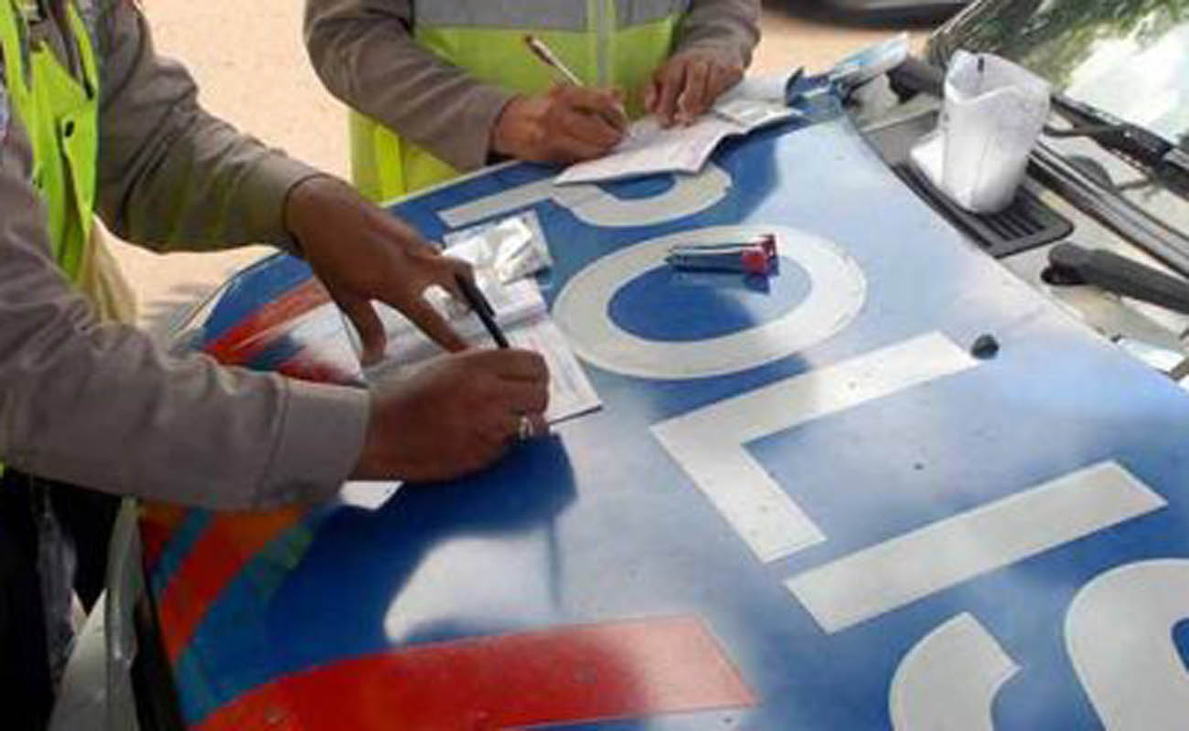 Polisi menilang pelanggar/Ilustrasi/Istimewa