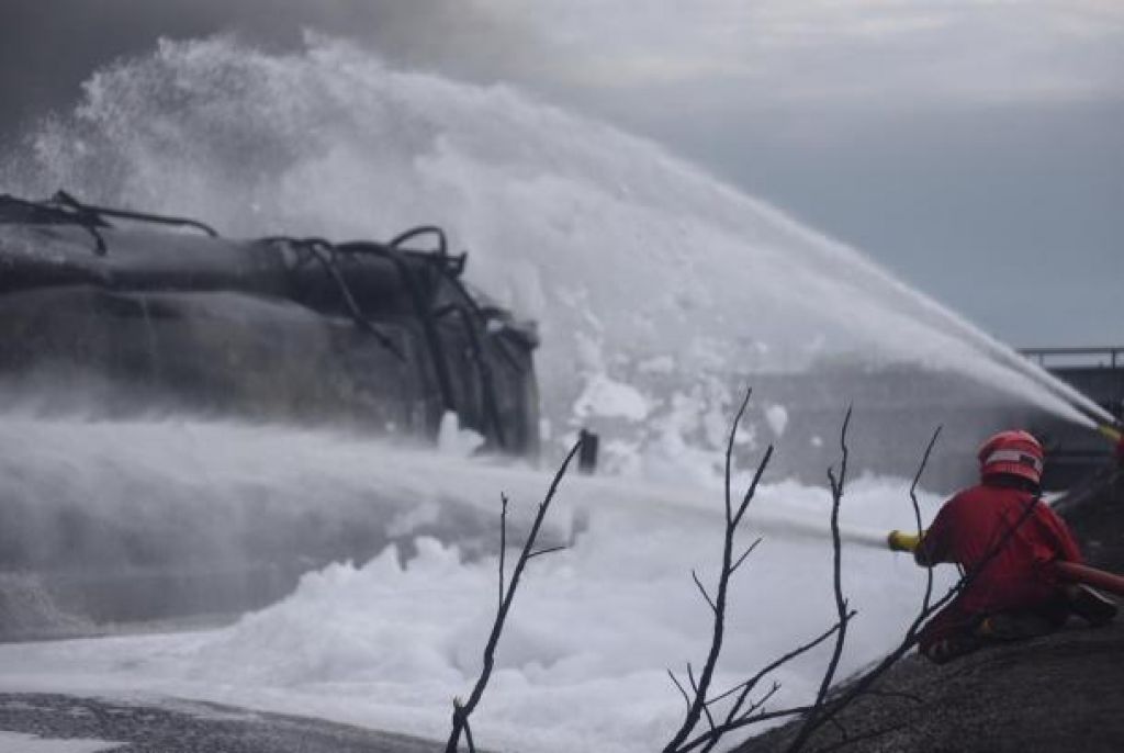 Petugas padamkan api di seputar lokasi kebakaran Kilang Balongan