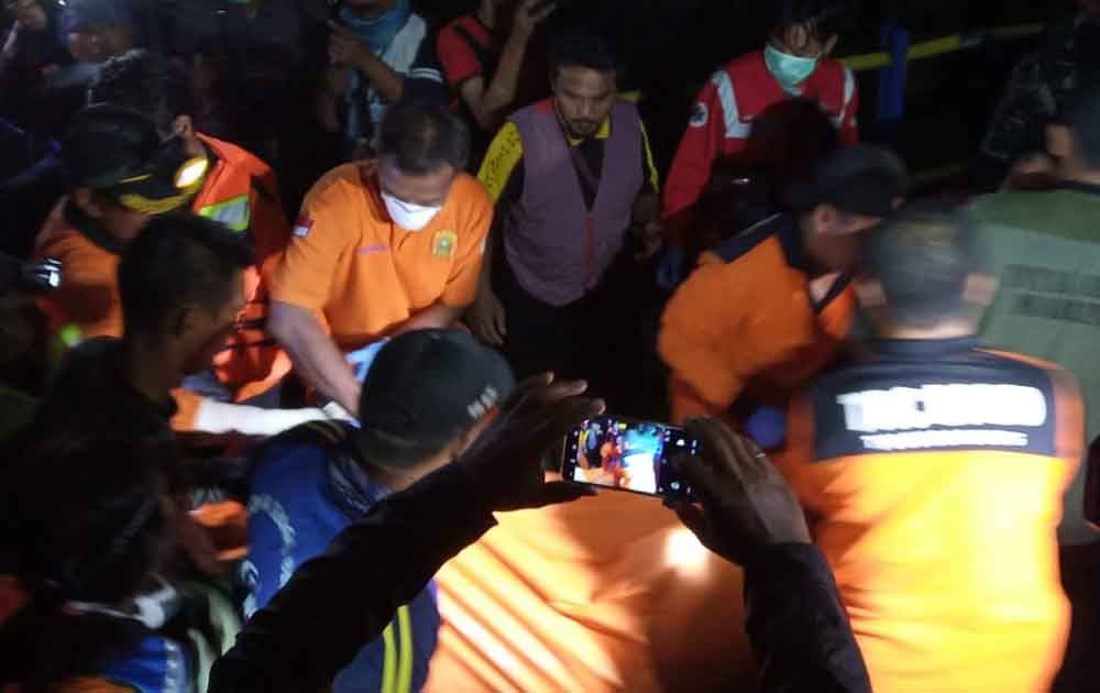 Tim SAR evakuasi korban