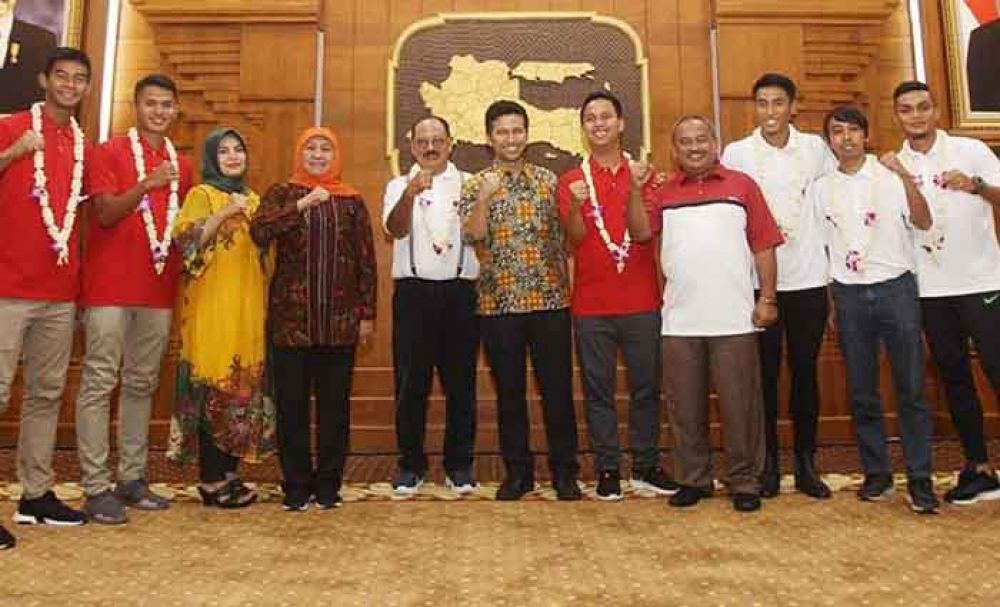  Gubernur Khofifah Siap Jadi Mediator Suporter Persebaya dan Arema