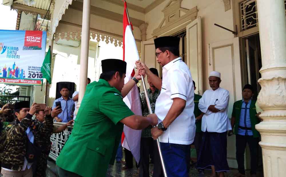 Ketua Timses Jokowi Jatim Machfud Arifin menerima bendera merah putih di kantor PCNU Surabaya