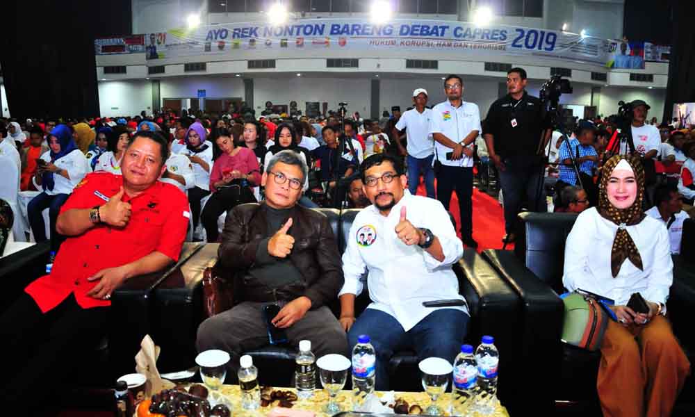 Suasana nobar debat capres di Surabaya