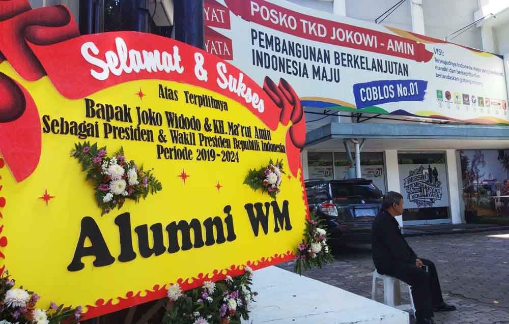 Karangan bunga di kantor TKD Jokowi Jatim