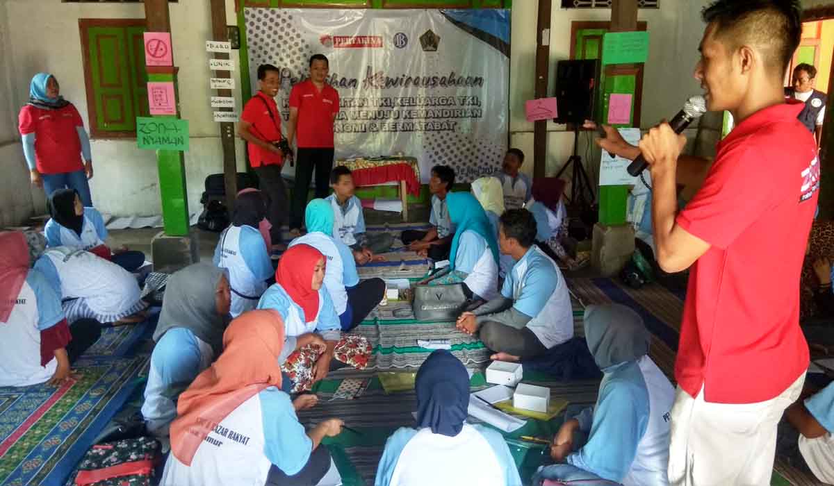 Suasana TKI di Blitar berkumpul dan saling berbagi ilmu.