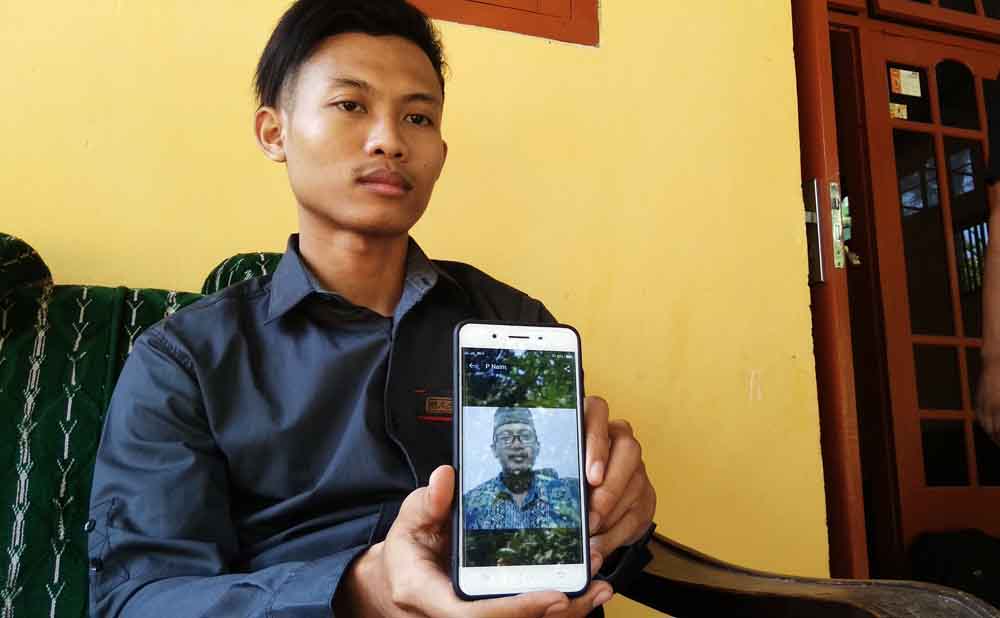 Anak sulung menunjukkan foto korban saat masih hidup

