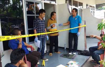 Polisi memeriksa kamar hotel