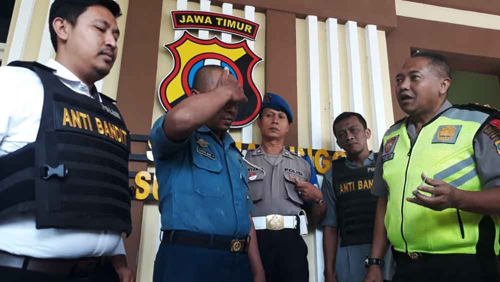 Tersangka saat berada di Mapolsek Sukomanunggal