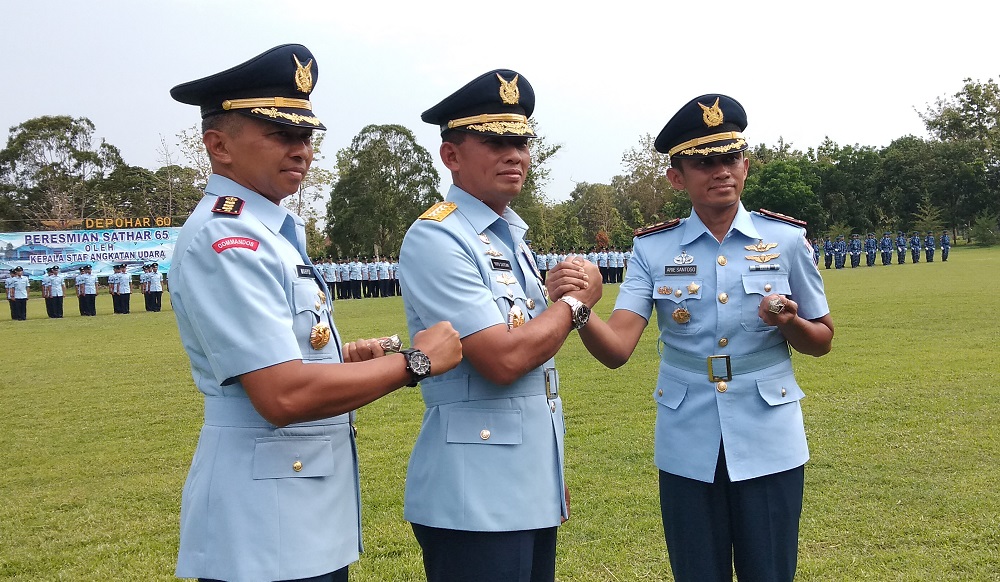 Petugas sedang memeriksa isi tas pelajar