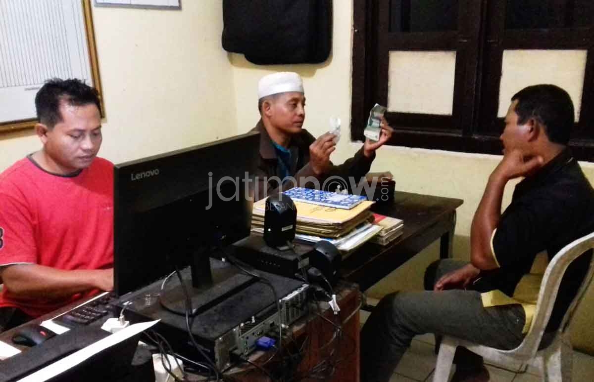 Sidiq saat diintrogasi petugas di Mapolsek Jogorogo
