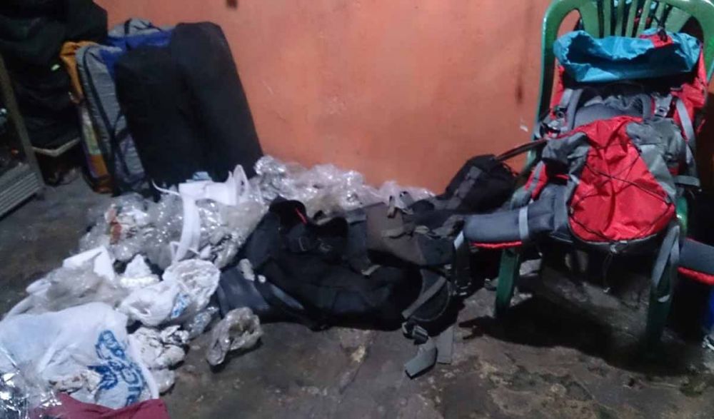 Komplotan pencuri mengacak-acak isi toko dan mencuri sejumlah barang dagangan