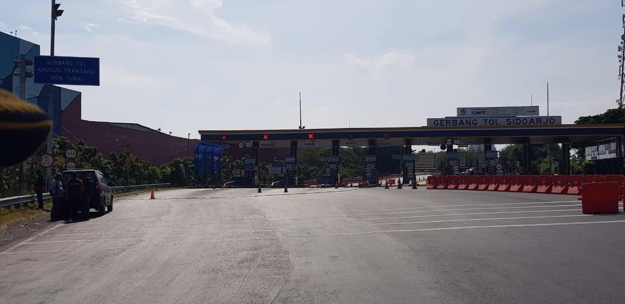 Suasana penutupan Jalan Tol Sidoarjo Surabaya di Gate 1 Sidoarjo.