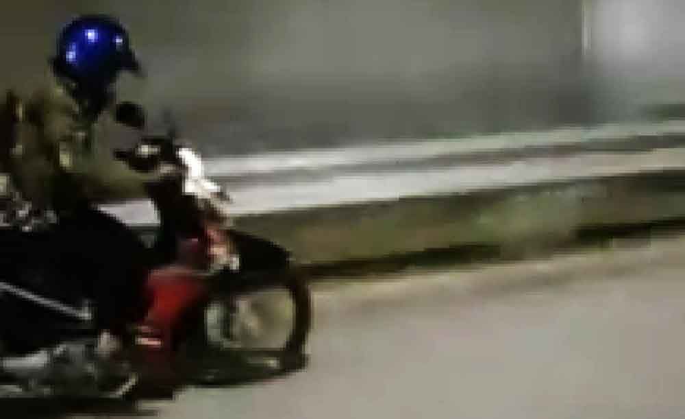 Pengendara motor yang masuk ke tol Pandaan-Malang