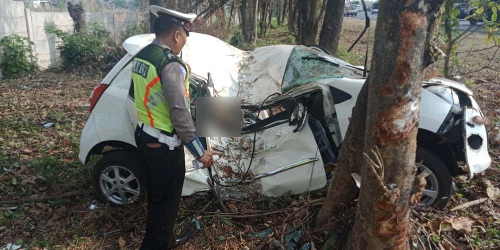 Kondisi mobil Ayla yang dikemudikan Mikoda sebelum dievakuasi petugas.

