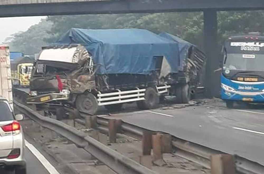 Truk gandeng yang menutup Jalan Tol Waru-Porong usai kecelakaan