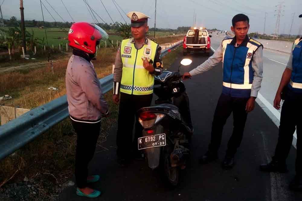 Polisi menghentikan pengendara motor di Tol Madiun-Nganjuk
