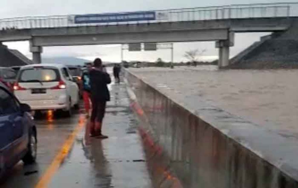 Kemacetan di Jalan Tol Madiun 