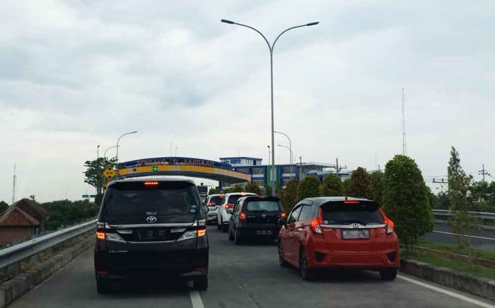 Kendaraan di Jalan Tol Pandaan-Malang