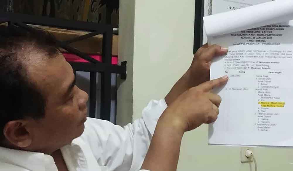 PPK Tol Pasuruan-Probolinggo, Agus Minarno memperlihatkan surat lahan yang diduga diserobot