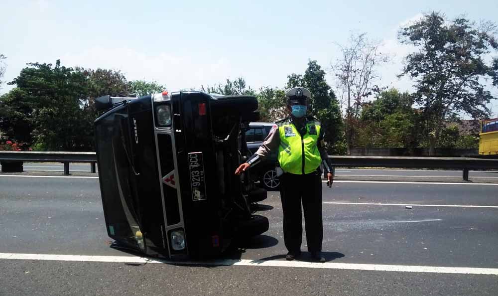 Pikap yang terguling di Jalan Tol Surabaya-Mojokerto