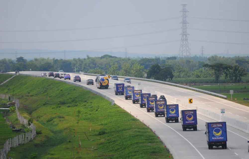 Rombongan truk NasDem di Tol Trans Jawa