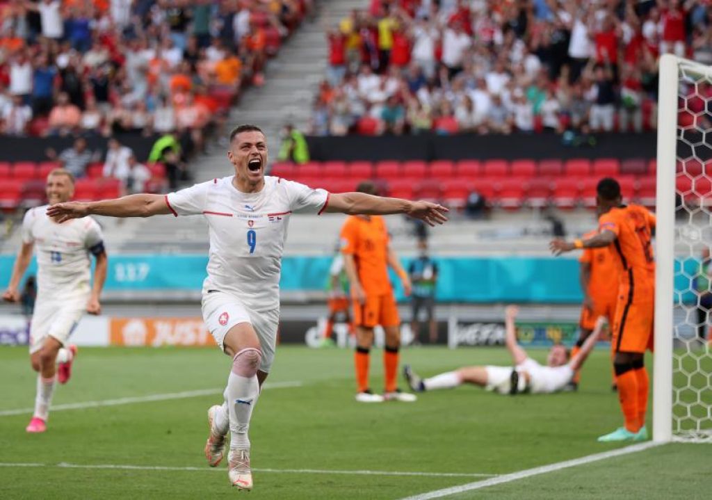Tomas Holes (tengah) dari Ceko merayakan gol pembuka ke gawang Belanda (Foto: EPA-EFE/Alex Pantling via Republika)