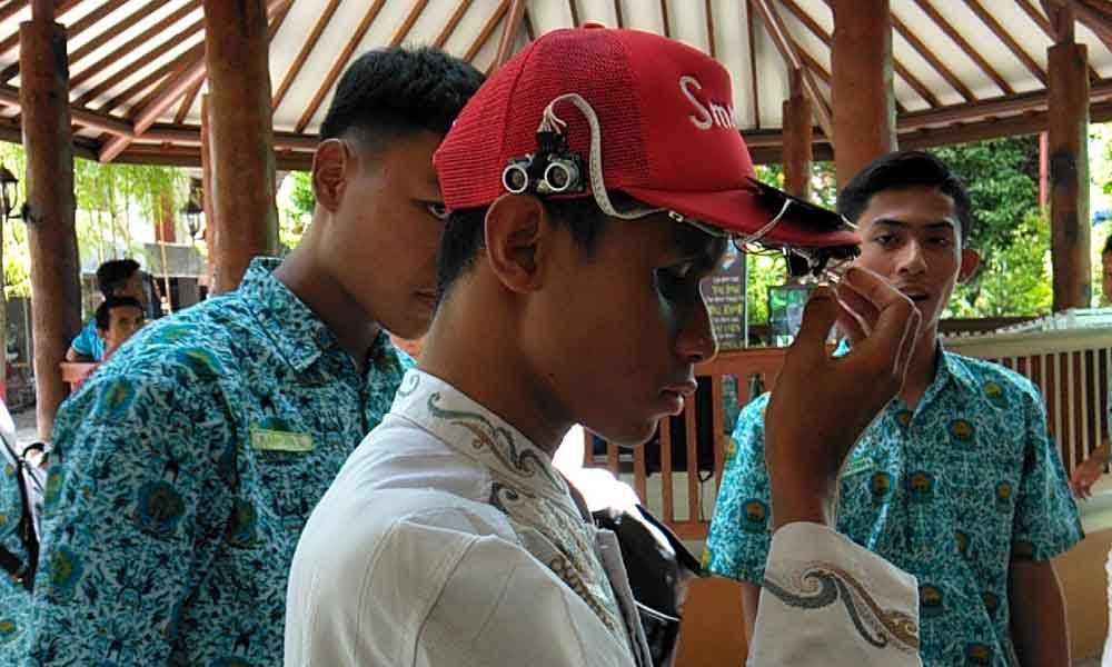 Topi karya siswa Muhipo membantu penyandang tunanetra