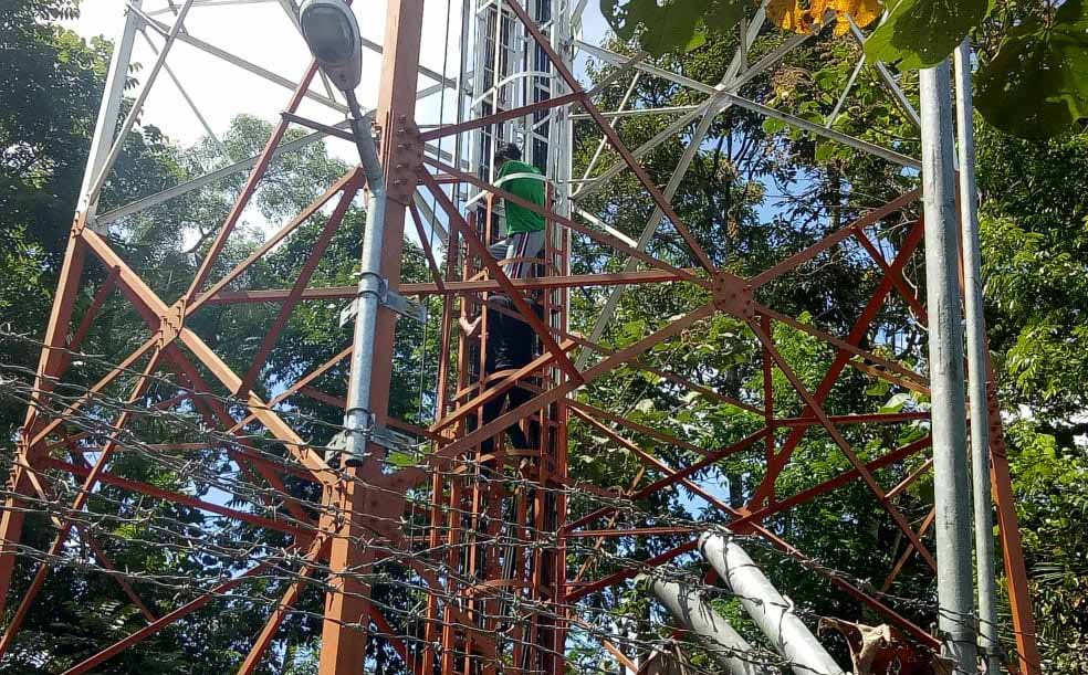 Penampakan pemuda yang panjat tower seluler di Kalibaru, Banyuwangi