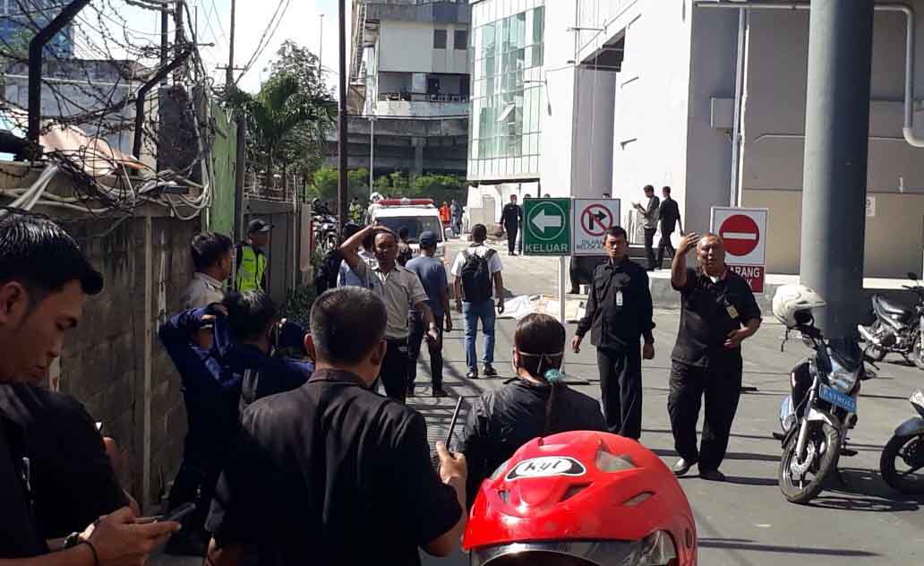 Lokasi tewasnya pria terjun dari Tunjungan Plaza 6 Surabaya.