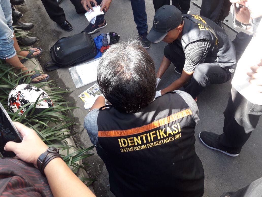 Olah TKP pria berbaju batuk tewas di TP 6Surabaya.