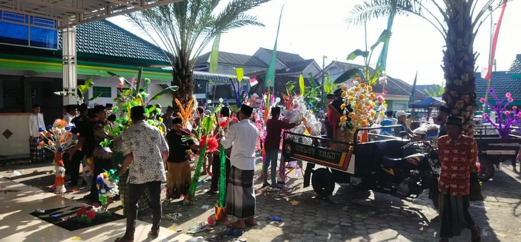 Suku Osing, Desa Sraten menggelar tradisi Endhog-endhogan memperingati Maulid Nabi. (Foto: Rony Subhan/jatimnow.com)